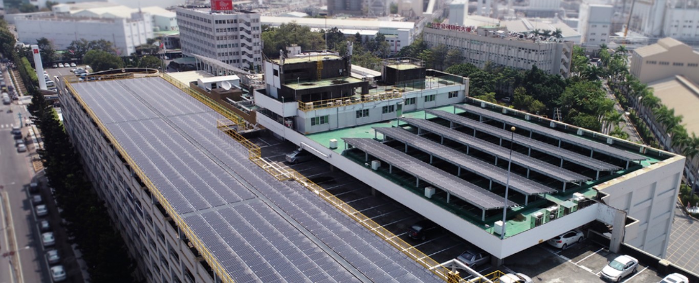 圖10_台塑仁武廠員工停車場及行政大樓頂樓設置太陽能板.jpg