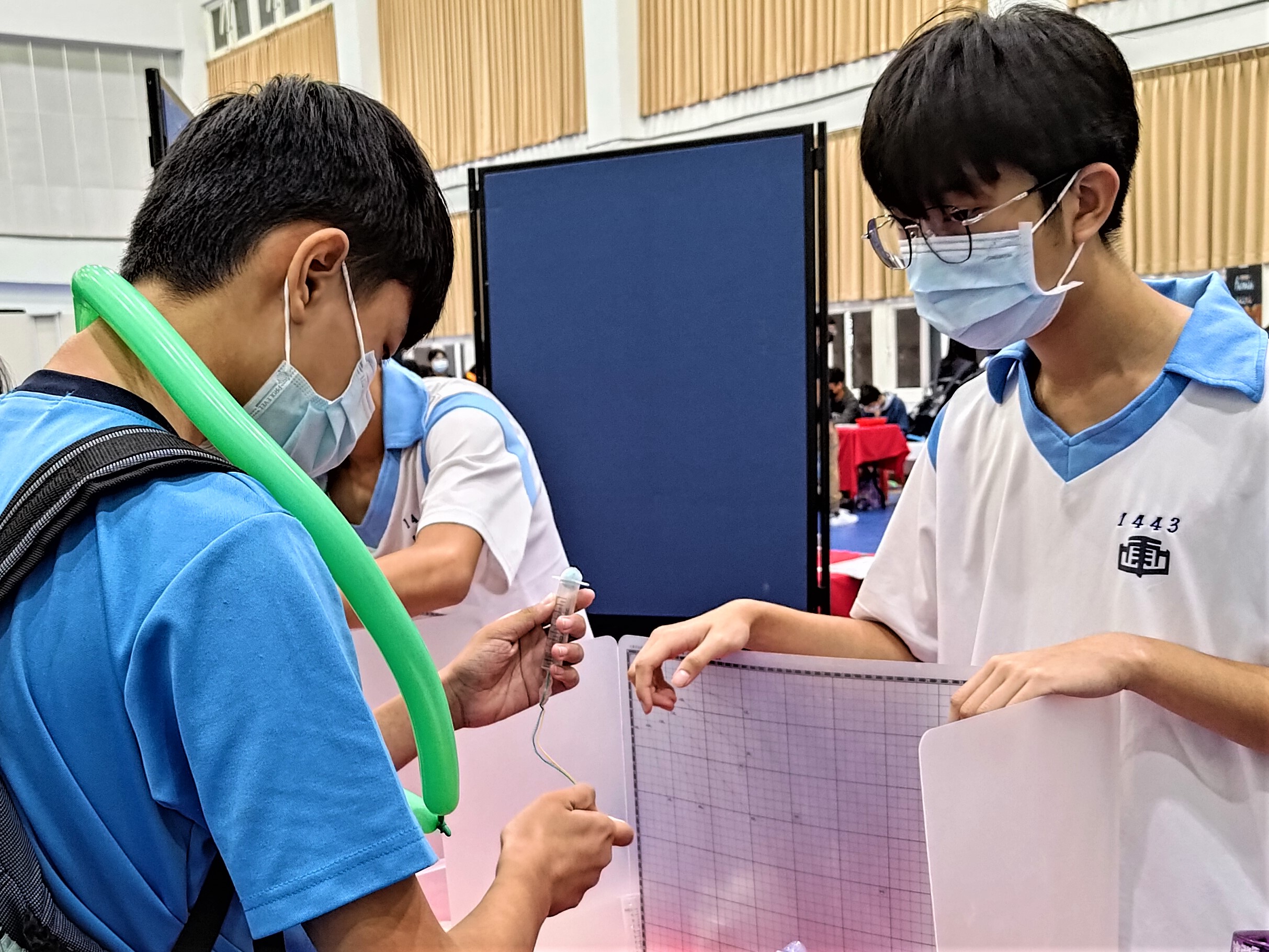 酒精槍關卡：嘗試點燃以針筒製成的簡易酒精槍，使其產生化學反應。.jpg