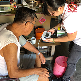 居家訪視運用血壓機量測讓居民了解個人生理數據並提供專業衛教260X260.jpg