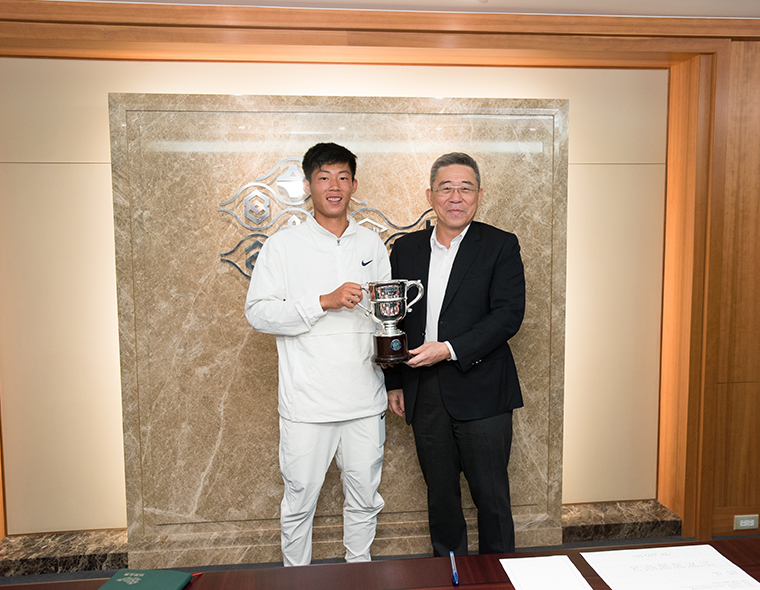 World Youth Champion Tseng Chun-Hsin brought his Wimbledon trophy along with him to thank the long-term support provided by Wong WenYuan, Chairman of Formosa Plastics Group and Wang Jhan-Yang Charitable Trust Fund.