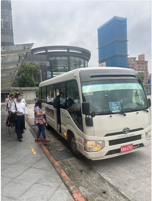 圖六、員工於松山車站搭乘接駁車情形.png